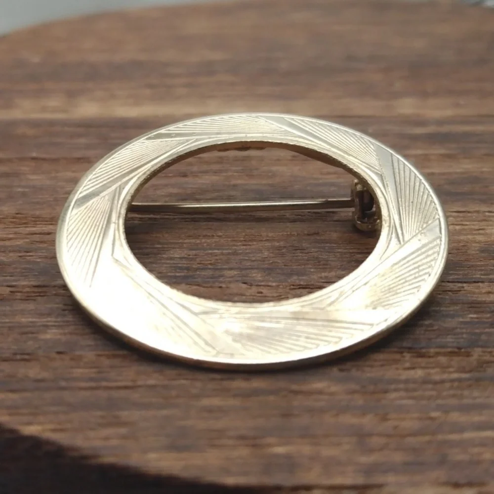 Art deco classic‎ brooch B240